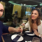 Kiko Rivera brinda con su novia, Irene Rosales.-INSTAGRAM