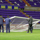 Empleados del Real Valladolid retiran una de las porterías tras finalizar el partido ante el Zaragoza-BALCAZA