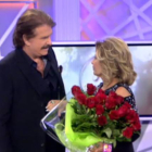 Bigote Arrocet le entrega un ramo de rosas a María Teresa Campos.-