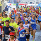 Los participantes en la Trotada Popular, tras la salida en la Plaza Mayor.-J. M. LOSTAU