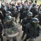 Antidisturbios de la Guardia Civil durante el 1-O en Ribera de Ebro.-JOAN REVILLAS