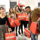 Los concursantes de Operación Triunfo, con las compras realizadas tras haber pasado una hora con la Planta Joven de El Corte Inglés de la plaza de Catalunya cerrada para ellos solos.-/ JOSÉ IRÚN