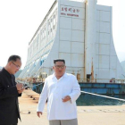 Kim inspecciona el complejo turístico Mount Kumgang en Corea del Norte en una imagen sin fecha.-KCNA (AP)