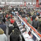 Interior de MediaMarkt durante la noche de su inauguración en el centro Equinoccio de Zaratán, el 16 de diciembre de 2009, a las cero horas.-EL MUNDO