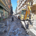 Obras en la calle Regalado para igualar el nivel de la calzada y la acera.-P. REQUEJO / PHOTOGENIC