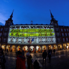 La plaza Mayor de Madrid con la imagen de los papeles de Bárcenas.-EFE