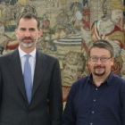 Don Felipe junto al representante de En Comú Podem-Guayem el Canvi, Francesc Xavier Domènech Sampere-EL MUNDO