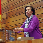 La presidenta de las Cortes en la última legislatura, Josefa García Cirac, prepara una urna.-ICAL