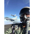 Selfi de un piloto de combate iraquí antes de bombardear Mosul.-EL PERIÓDICO