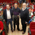 El presidente de la FBCyL Carlos Sainz junto a Sergio Scariolo y el vicepresidente de la FBCyL Óscar Castañeda.-J. M. LOSTAU
