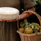 Queso semicurado Santa Gadea, una pieza de pasta prensada con leche ecológica pasteurizada de cabra de 3 kilos. / E. M.