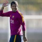 Dani Alves saluda en un entrenamiento en Sant Joan Despí.-JORDI COTRINA