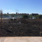 Incendio en un solar en el centro de Ponferrada.-ICAL