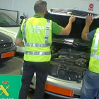 Guardias civiles investigan los coches de la Operación Ruedas-El Mundo