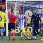 Luismi recibe la cartulina roja.-LOFT