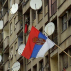 Un edificio con la bandera de Kosovo.-JORDI CORACHAN