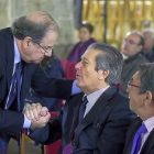 El presidente Herrera saluda a Federico Mayor Zaragoza en presencia del alcalde de Villalar.-ICAL