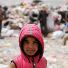 Un niño busca comida o cualquier cosa que se pueda vender en un vertedero en la capital yemení Saná, que se encuentra en una situación de extrema pobreza-GETTY IMAGES / MOHAMMED HAMOUD