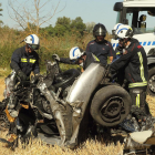 Los bomberos trabajan en vehículo siniestrado.-G. GONZÁLEZ