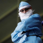 Un aficionado de la Premier League ataviado con un disfraz de Santa Claus en el Boxing Day.-X03807