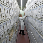 Una trabajadora sujeta uno de los archivos clasificados en las instalaciones del Archivo Provincial de la Diputación.-PABLO REQUEJO (PHOTOGENIC)