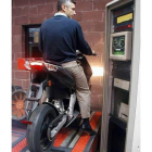 Una moto hace una de las pruebas de la ITV.-Archivo