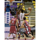 Aboubacar ejerce de muro impenetrable ante el jugador del Tau Castelló cedido por Valencia Basket, Puerto.-PABLO REQUEJO / PHOTOGENIC