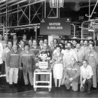 Los trabajadores de motores de Valladolid celebran la fabricación del motor número nueve millones en 2000-E.M