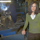 Elena Becoechea, gerente de Cicrosa, posa en la fábrica de cilindros hidráulicos.-MANUEL BRÁGIMO