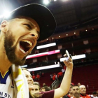 Stephen Curry celebra, eufórico, el pase a la final de la NBA tras vencer en Houston a los Rockets.-GETTY