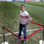 Gaizka Garitano posa sobre el césped de Ipurua en su etapa al frente del Éibar.-Araba Press