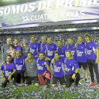 SergioGonzález (arriba, sexto por la izquierda) celebra el ascenso con los componentes del equipo técnico y asistentes delRealValladolid.-ROBERTOFERNÁNDEZ