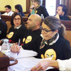 Concejales del Ayuntamiento de Ávila con las camisetas de protesta contra el incumplimiento de la compañía.-ANTONIO GARCÍA