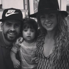 Piqué y Shakira flanquean a su hijo Milan durante su trayecto en el funicular del Tibidabo.-
