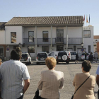 La Guardia Civil, ante el Ayuntamiento de Valdemoro (Madrid)-Efe