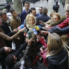 Esperanza Aguirre habla con los medios de comunicación.-Foto: ZIPI / EFE