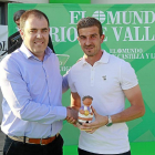 Javi Varas, portero del Real Valladolid, y Vicente Orihuela, director gerente de las bodegas Cuatro Rayas.-J.M. Lostau