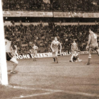 Jorge bate a Zubizarreta en el Valladolid-Athletic que inauguró el nuevo Zorrilla el 20 de febrero de 1982.-E.M.