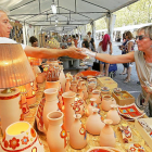 Una mujer compra un recuerdo en la Feria de Cerámica y Alfarería.-J. M. LOSTAU