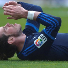 Bale, en el suelo durante el partido entre el Madrid y La Real Sociedad.-REUTERS / VINCENT WEST