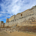 Una imagen del muro del castillo de Trigueros del Valle, con importantes desprendimientos.-ICAL