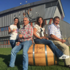 Pablo Jesús Escudero, Pte de la cooperativa, Francisco Lozano Cantalapiedra secretario, Paula Gómez, encargada de laboratorio  y la enóloga Ana Teson, directora técnica de Reina de Castilla en la fachada central de la bodega.-ARGICOMUNICACIÓN