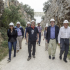 Un grupo de ocho personas del Instituto Cervantes, encabezados por su director Juan Manuel Bonet (2D), visitan los yacimientos de Atapuerca y la sede de la Fundación Atapuerca.-ICAL