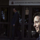 El pequeño Nicolás a las puertas de los juzgados en Madrid.-EL PERIÓDICO (EFE / FERNANDO ALVARADO)