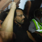 Sandro Rosell, durante su salida de su domicilio de Barcelona en un coche policial.-FERRAN NADEU