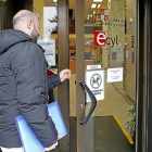 Un hombre accede a la oficina del Ecyl situada en la plaza de Poniente de la capital vallisoletana.-J. M. Lostau