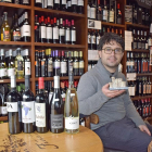 Alfonso Galindo en el interior de su tienda de vinos en Coca.-