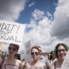 Manifestantes en la ciudad de Waterloo este domingo protestando por su derecho en Canadá de hacer toples.-Foto:   AP / HANNAH YOON