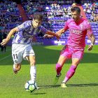 Hervías encara a Pinillos durante el Real Valladolid-Córdoba, su último partido de Liga como titular.-J.M. LOSTAU