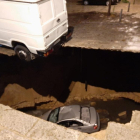 Un coche hundido en el barrio de San Millán, Segovia. La tierra se abrió y tuvieron que desalojar el edificio.-TERESA SANZ TEJERO
